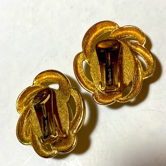 Christian Dior Goldtone Petal Ornate Clip On Earrings Iridescent Oval Pearls VTG - Picture 3 of 5